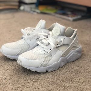 All white nike hurrache size 9.5 worn maybe 10 x